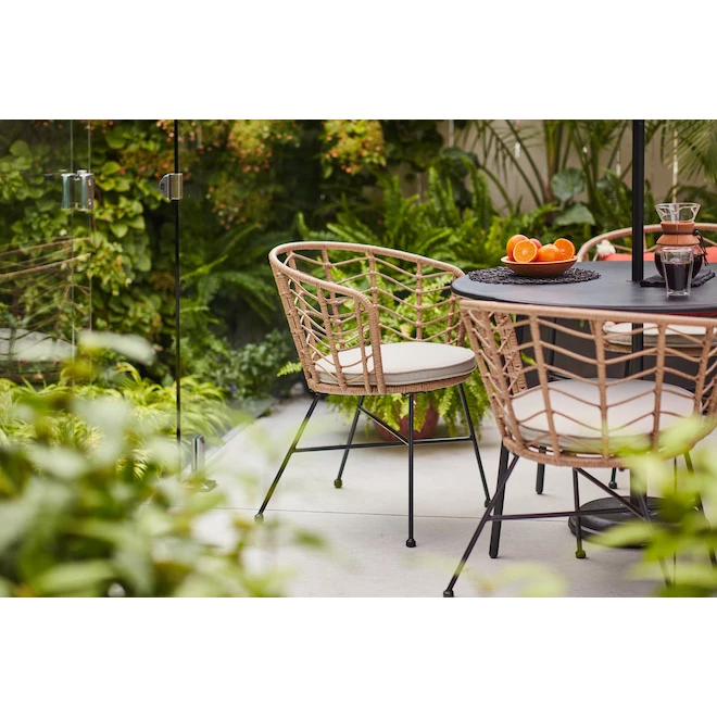 Ensemble bistro pour patio 5 pièces Victor d'Allen + Roth, acier noir avec coussins blanc cassé 3 Ensemble bistro pour patio 5 pièces Victor d'Allen + Roth, acier noir avec coussins blanc cassé – Image 3