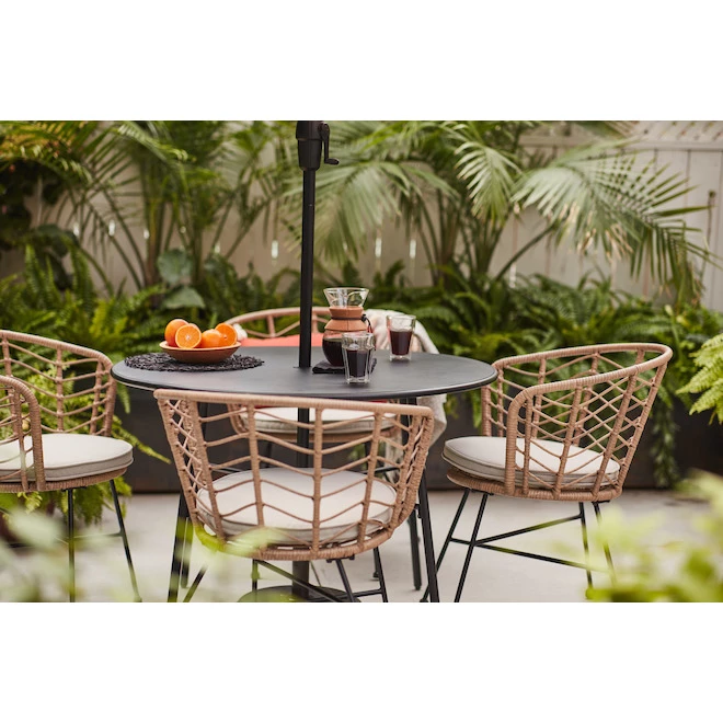 Ensemble bistro pour patio 5 pièces Victor d'Allen + Roth, acier noir avec coussins blanc cassé 4 Ensemble bistro pour patio 5 pièces Victor d'Allen + Roth, acier noir avec coussins blanc cassé – Image 4