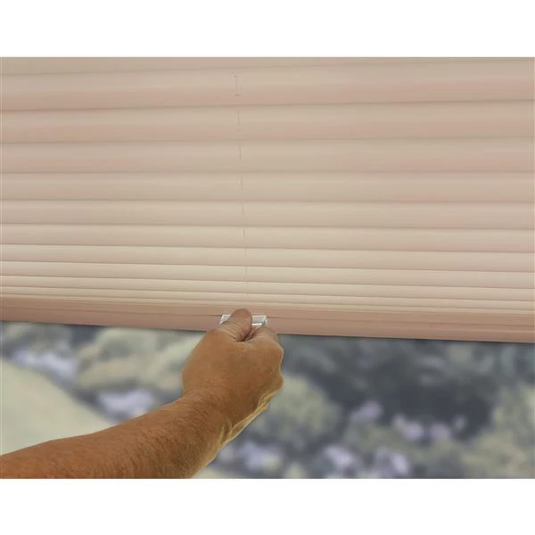 ALLEN + ROTH Store plissé filtrant, 38,5" x 64", polyester, chameau 2 ALLEN + ROTH Store plissé filtrant, 38,5" x 64", polyester, chameau – Image 2