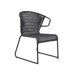 Chaise empilable en rotin par Allen + Roth, noire