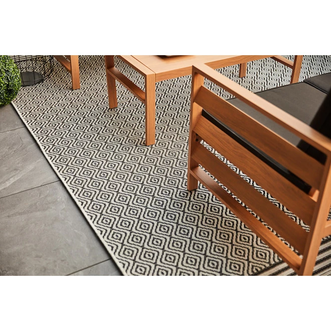 Tapis extérieur Allen + Roth en polyprolpylène noir et crème, 8 pi x 10 pi 2 Tapis extérieur Allen + Roth en polyprolpylène noir et crème, 8 pi x 10 pi – Image 2