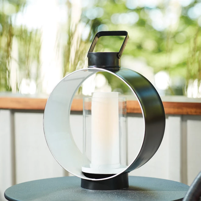 Lanterne suspendue City Oasis Allen + Roth, 14 po, noir et blanc 2 Lanterne suspendue City Oasis Allen + Roth, 14 po, noir et blanc – Image 2