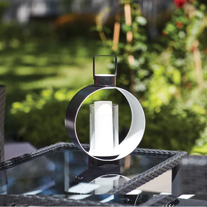 Lanterne suspendue City Oasis Allen + Roth, 14 po, noir et blanc 4 Lanterne suspendue City Oasis Allen + Roth, 14 po, noir et blanc – Image 4