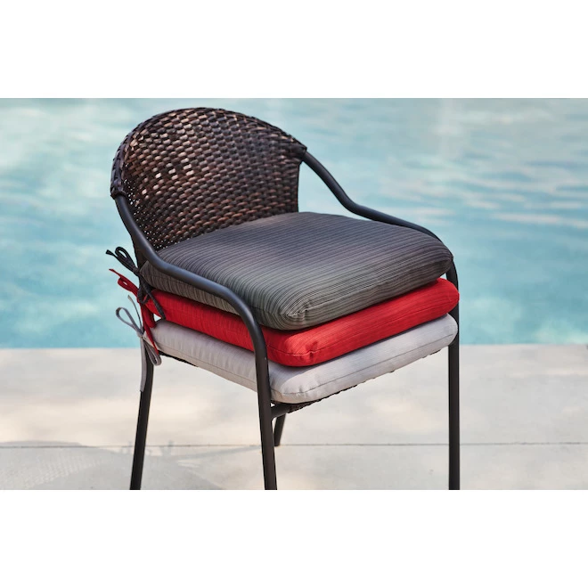 Coussin de siège de patio Allen + Roth en oléfine de haute qualité, 18 po x 19 po x 2,5 po, anthracite 2 Coussin de siège de patio Allen + Roth en oléfine de haute qualité, 18 po x 19 po x 2,5 po, anthracite – Image 2