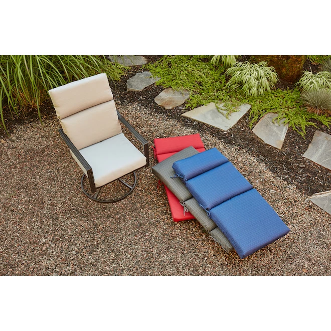 Coussin de siège de patio à dossier haut Allen + Roth en oléfine de haute qualité, 44 po x 21 po x 4,5 po, bleu 2 Coussin de siège de patio à dossier haut Allen + Roth en oléfine de haute qualité, 44 po x 21 po x 4,5 po, bleu – Image 2