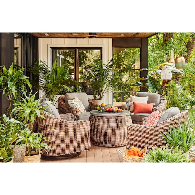 Ensemble de 2 chaises pivotantes en osier Allen + Roth avec coussins gris 5 Ensemble de 2 chaises pivotantes en osier Allen + Roth avec coussins gris – Image 5