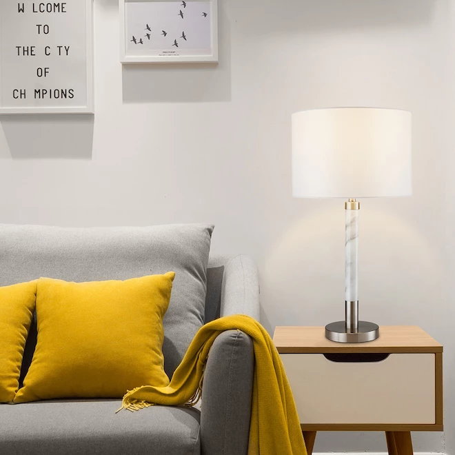 Lampe de table allen + roth, style marbre, 3 intensités, 25 po, métal/tissu, nickel brossé/blanc 3 Lampe de table allen + roth, style marbre, 3 intensités, 25 po, métal/tissu, nickel brossé/blanc – Image 3